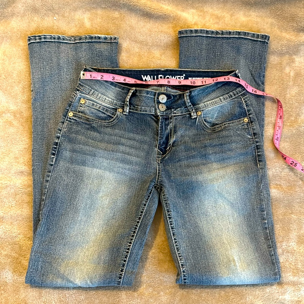 Wallflower women jeans, size 7 Reg, stretchy, bootcut
